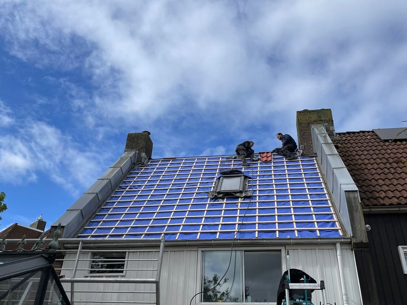 Dakdekkers van Ras Dakwerken aan het werk