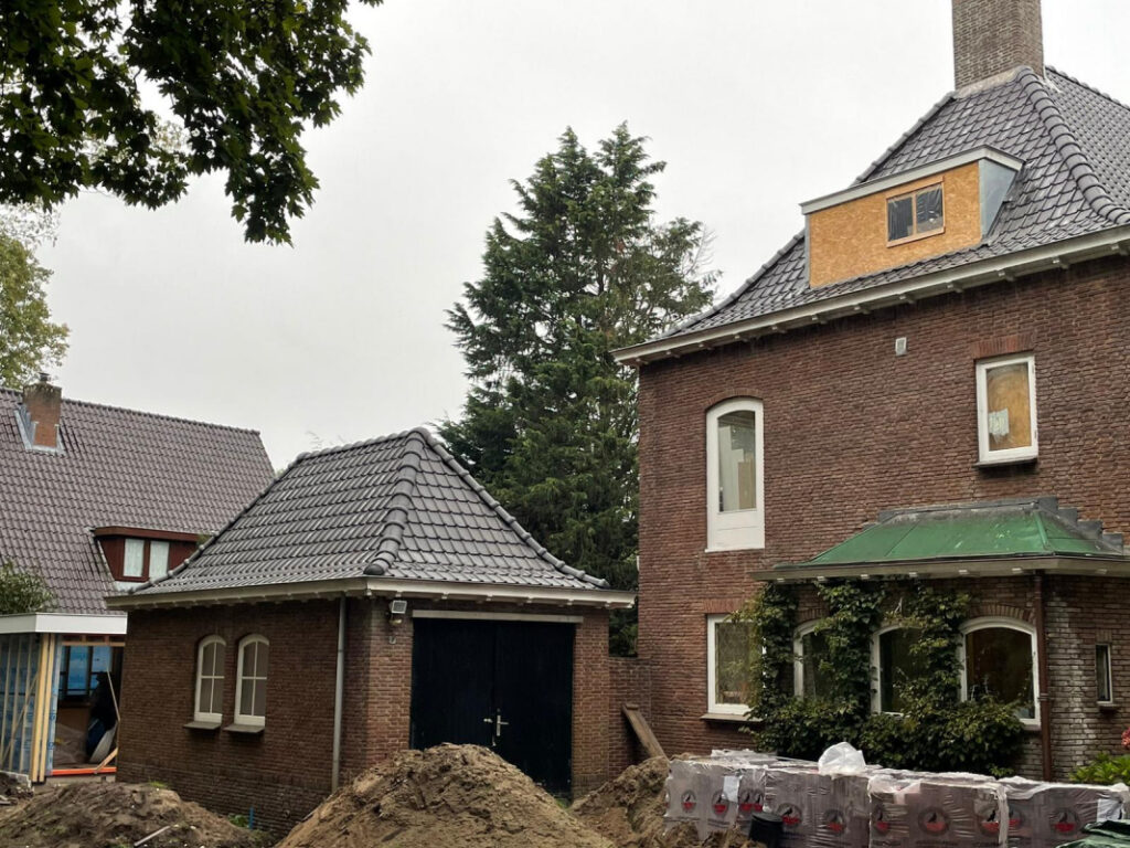 Nieuw Dakpannen Dak van Woning en Aparte Garage in Rijnsburg