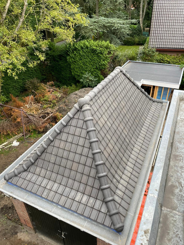 Nieuw Dakpannen Dak van Woning en Aparte Garage in Rijnsburg