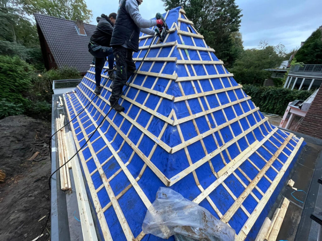 Nieuw Dakpannen Dak van Woning en Aparte Garage in Rijnsburg