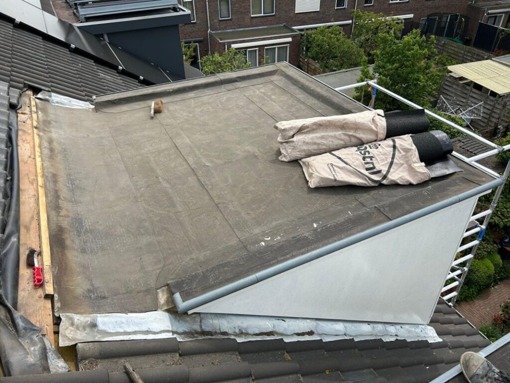 Uitbouw Voorzien van Nieuwe Bitumen in Leiden